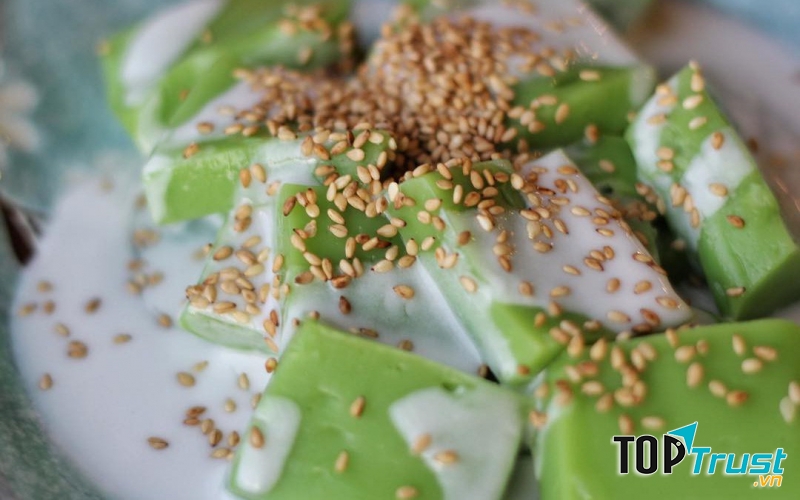 Bánh đúc lá dứa của thơm mùi lá dứa ngào ngạt, dai dai, sần sật và cơ một độ gân vừa phải ăn rất đúng điệu.