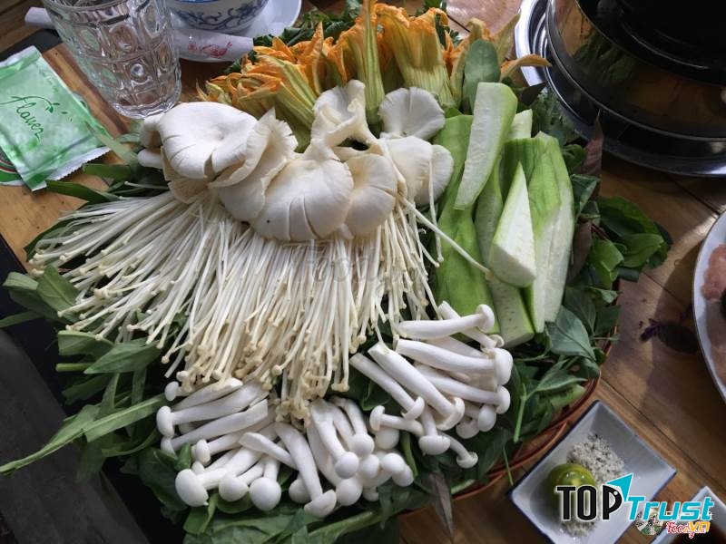 Phần rau nấm ăn kèm lẩu mắm.