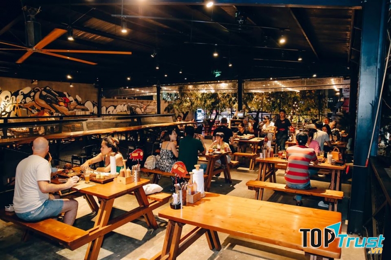 Lần đầu tới quán này điểm đầu tiên mà mình ấn tượng đó chính là phong cách theo âu mỹ của quán