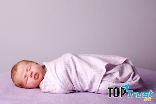 Nên quấn phần thân trên và phần chân thì được tự do thoải mái vận động