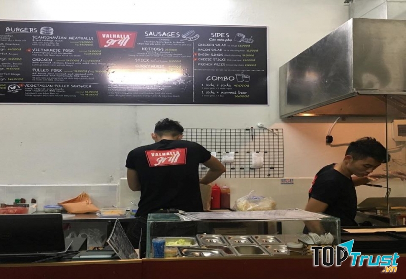 Món tủ của quán được khách hàng yêu thích nhất là Hamburger