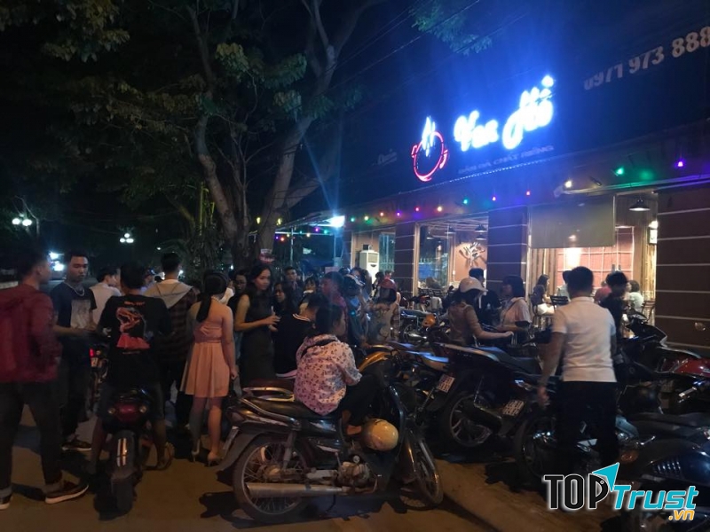 Quán ẩm thực ven hồ