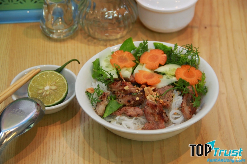 Bún thịt nướng của quán