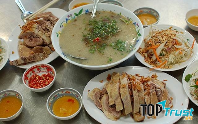 Vịt được  chặt vừa miếng, bì dai. thịt ngọt