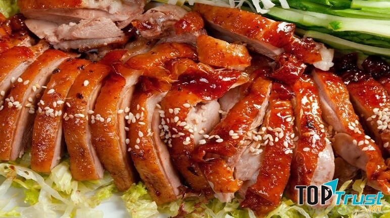Quán vịt Hàn Thuyên là địa chỉ nổi tiếng với những món ăn chế biến từ vịt từ luộc, nướng đến nấu canh