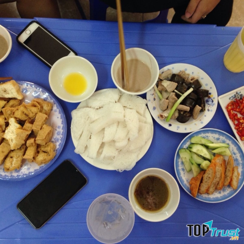 Bún chắc, ﻿đậu ở quán Xưa cũng ghi điểm khi được rán vàng chín tới, bùi bùi ăn rất ngon, bên trong không bị cháy.