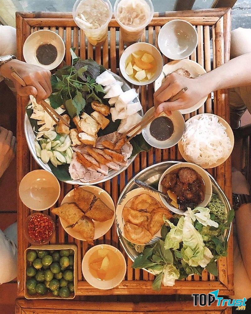 Một mẹt bún đậu thập cẩm có đầy đủ các món ăn kèm như đậu, nem chua rán, chả cốm, thịt luộc, lòng, dồi và gan