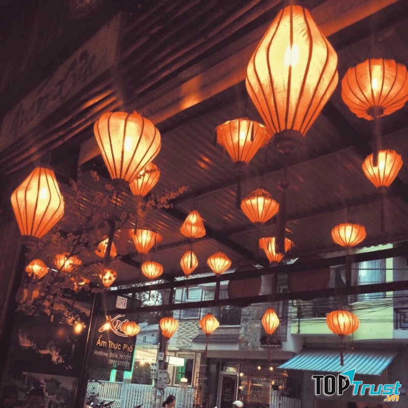 Bên ngoài thì trang trí lồng đèn, khiến thực khách cảm thấy đâu đó có không khí như Hội An