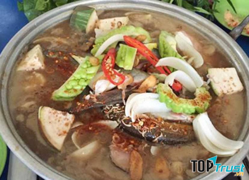 Lẩu mắm Yên Hà với nước dùng vừa ăn đầy ắp thịt cá, tôm, mực...