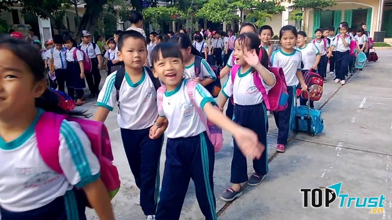 Quang cảnh trường lúc tan học