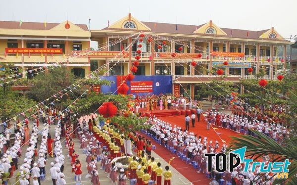 Quang cảnh trường trong ngày khai giảng