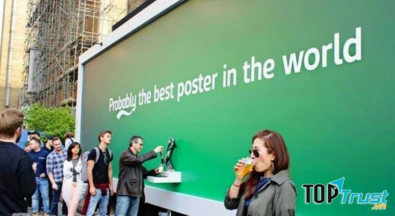 Khách hàng được thưởng thức bia tươi ngay tại biển quảng cáo của Carlsberg