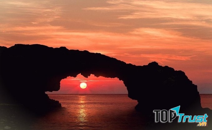 Cổng Tò Vò là một điểm đến bạn không thể bỏ qua khi tham quan du lịch đảo Lý Sơn