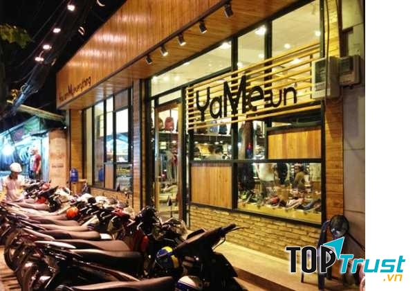 Đây cũng là nơi tập trung nhiều shop quần áo phục vụ việc mua sắm