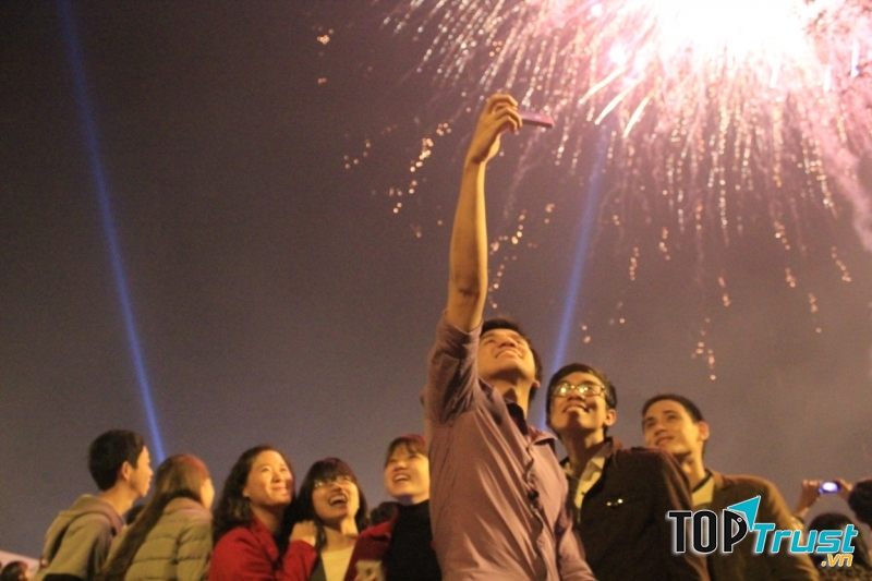 Mọi người đều đến quảng trường để đón giao thừa
