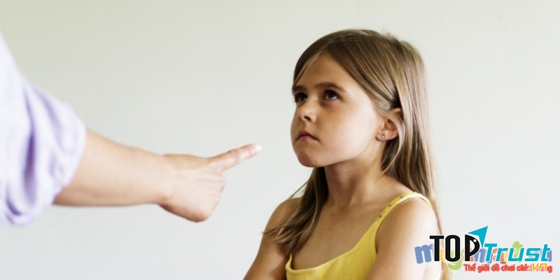 Quát mắng con