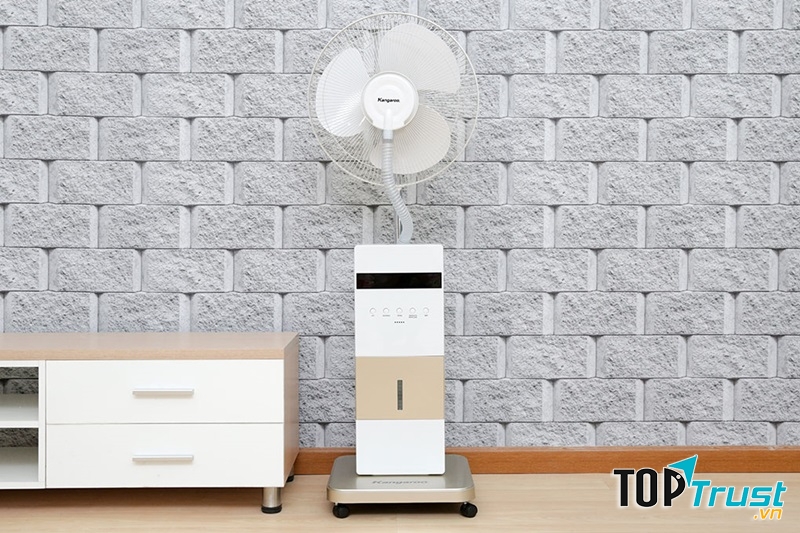 Quạt phun sương Kangaroo KG586S còn tích hợp chức năng điều khiển từ xa