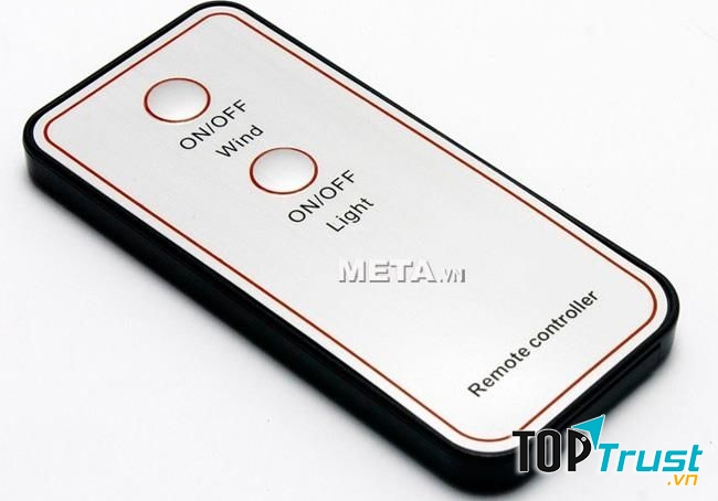 Quạt sạc tích điện có đèn Tiross TS917 có điều khiển giúp người dùng thuận tiện khi sử dụng