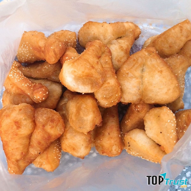 Quẩy đúng vị quẩy truyền thống, hình dáng tựa chiếc đùi gà.