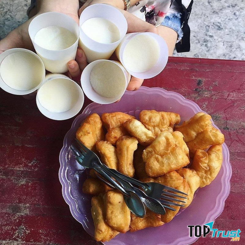 Quẩy đùi gà, sữa chua quận Hà Đông