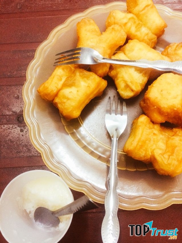 Quấy đùi gà kết hợp với sữa chua là sự kết hợp độc đáo.