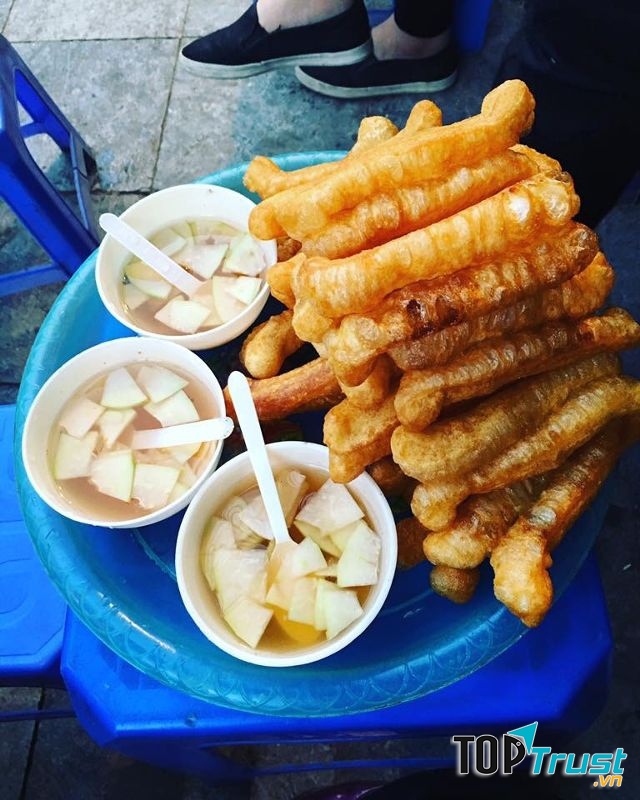 Quẩy rán từ trước, khách đến chỉ bốc ra thôi nên thực khách không phải tốn thời gian đợi chờ trong cơn đói