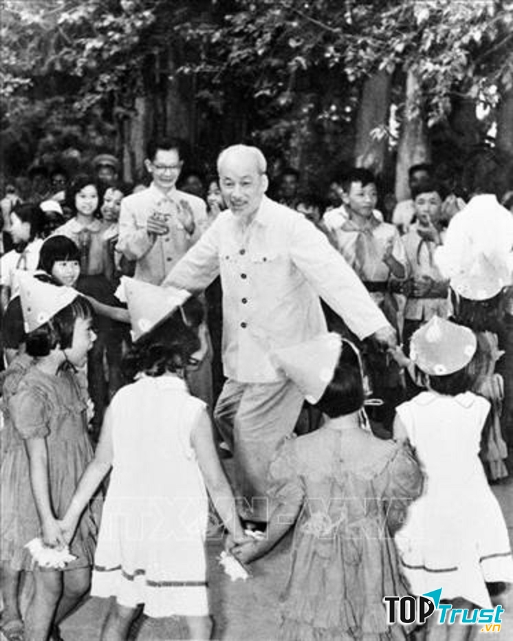 Bác Hồ với thiếu niên nhi đồng (Ảnh nguồn internet)