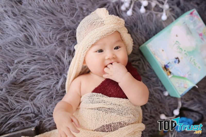 Quẩu Studio có thể chụp trong studio hoặc ngoại cảnh, hoặc chụp tại nhà nếu bố mẹ yêu cầu.