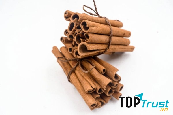 Cho 50 - 100g vỏ quế khô đun kỹ với 500ml nước. Dùng nước này để rửa và ngâm chân hàng ngày sẽ giảm được đáng kể mùi hôi chân.
