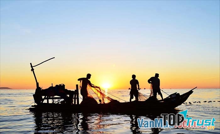 Làng tôi ở vốn làm nghề chài lưới, nước bao vây cách biển nửa ngày sông