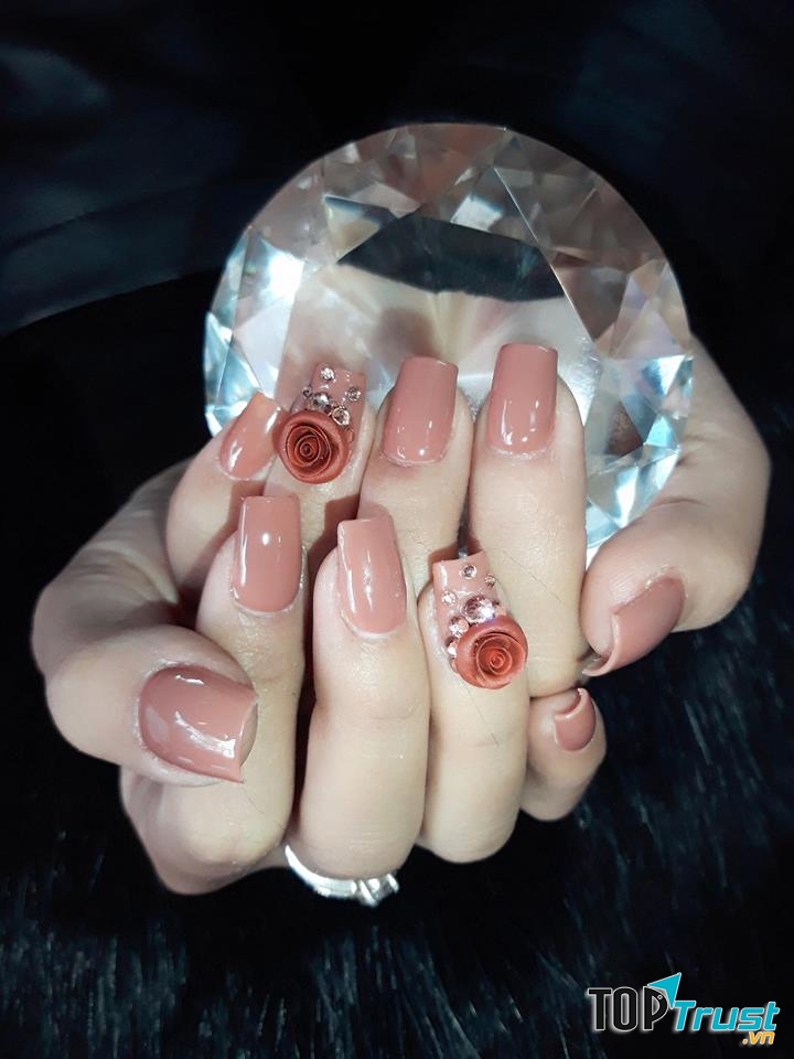 Queen Nail