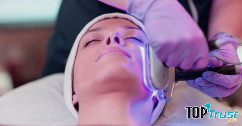 Queen Spa áp dụng phương pháp trị mụn bằng công nghệ ánh sáng sinh học giúp làm giảm viêm sưng, hạn chế hiệu quả những vết thâm, đồng thời cân bằng tuyến nhờn cho da, triệt tiêu hoàn toàn vi khuẩn gây mụn, điều trị tận gốc và ngăn ngừa mụn tái phát.