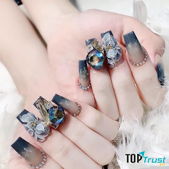 Queen’s Eyelash - Nail