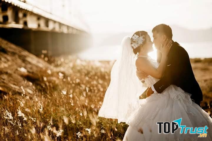 Bình minh cầu Thị Nại