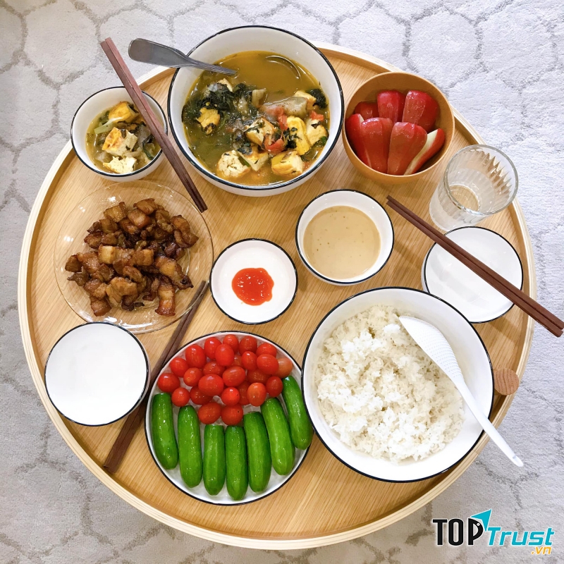 Không nên múc xong cơm bằng một lần múc.