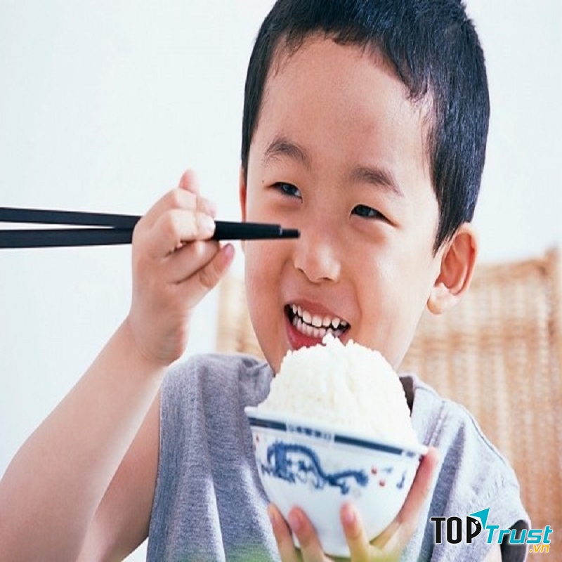 Không nên múc cơm quá đầy