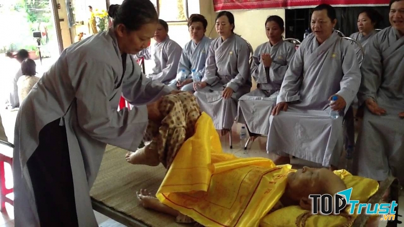 Ban trợ niệm kiểm tra độ mềm mại của thân thể người chết sau 8 tiếng niệm Phật