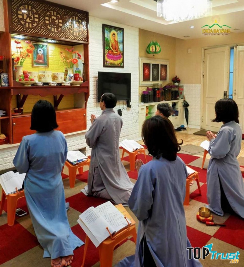 Gia quyến tụng kinh, sám hối, niệm Phật hỗ trợ cho người lâm chung. Trong 7 phần công đức thì người chết chỉ hưởng được 1 phần, 6 phần còn lại sẽ thuộc về người làm công đức đó.