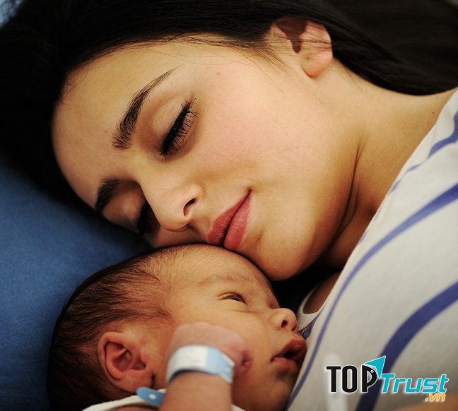 Nhân viên hộ sinh sẽ nhanh chóng bế bé đến để mẹ hoặc ba ôm bé vào lòng.