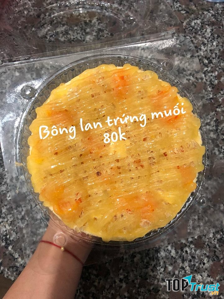 Từng chiếc bánh mềm mỏng xinh yêu được làm công phủ, mang trọn cả tâm huyết và tình yêu của người làm bánh