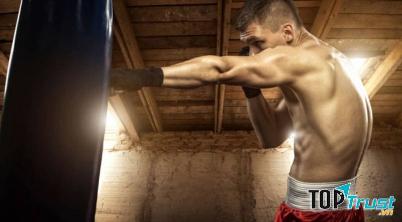 Luyện tập Quyền Anh để rèn luyện sức khỏe.