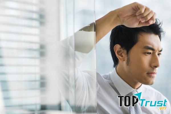 Quyền lực trước cô ấy nhưng dễ dàng khuất phục trước người khác