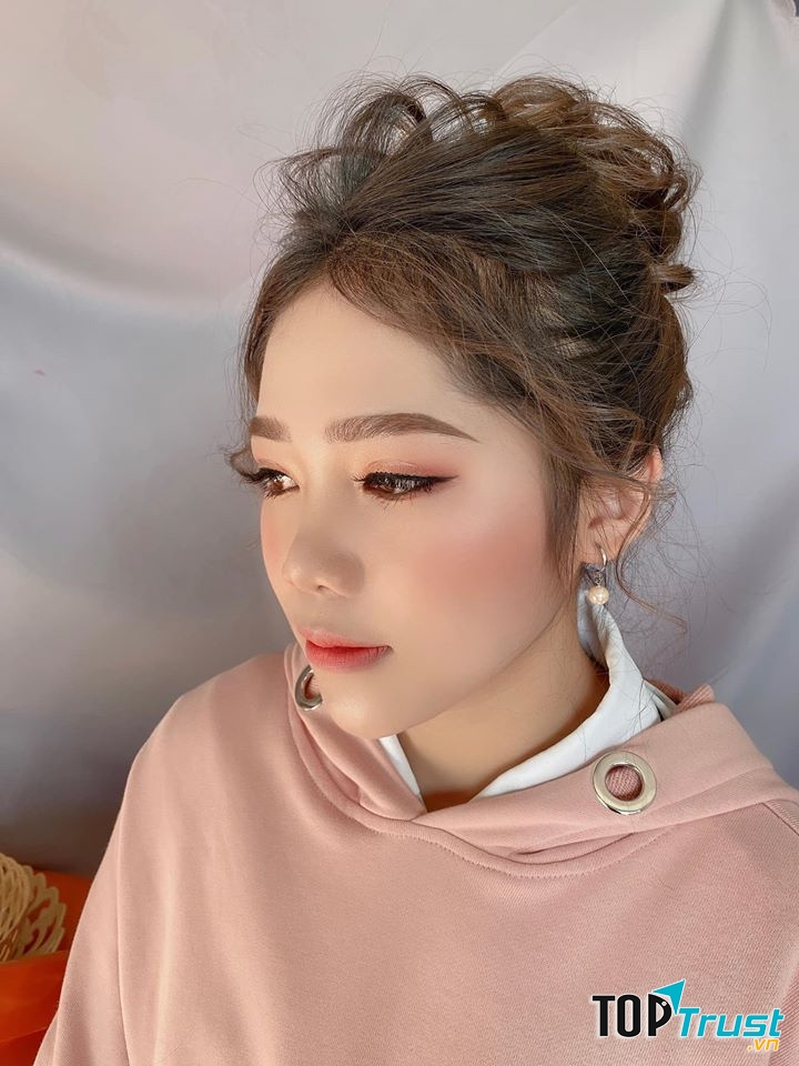 Make up kỷ yếu