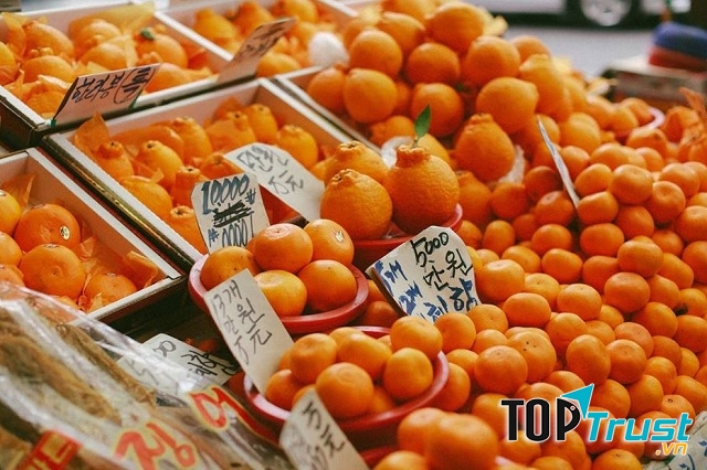 Giá bán đã ghi trực tiếp trên hình.