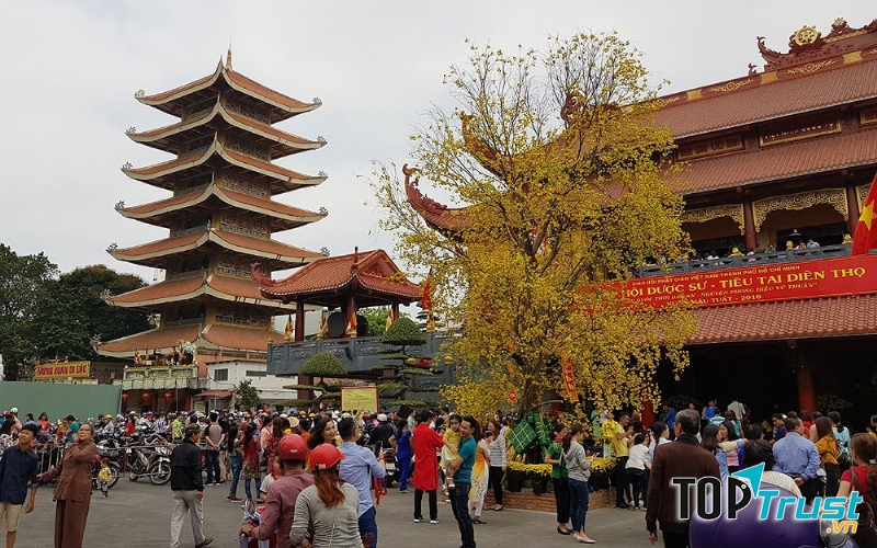 Vào ngày Tết, người Việt Nam thường đi chùa, đi đền để cầu nguyện