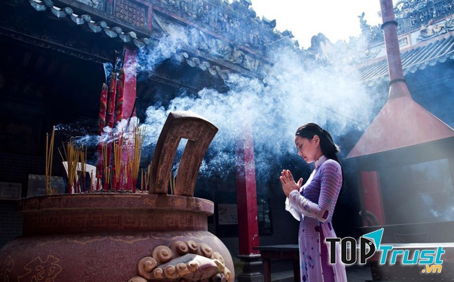 Nếu xuất hành lễ chùa thì thay vì cầu tài lộc, bạn nên cầu phúc, cầu an cho gia đình, người thân, cầu khai mở trí tuệ cho con cháu học hành tấn tới