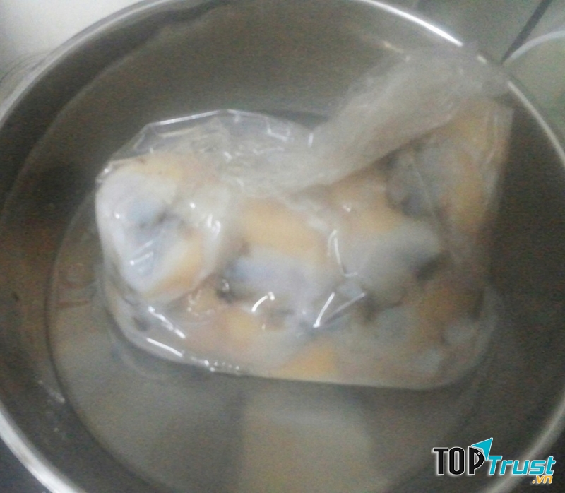 Ngâm thực phẩm với muối và nước sẽ giúp rã đông nhanh hơn