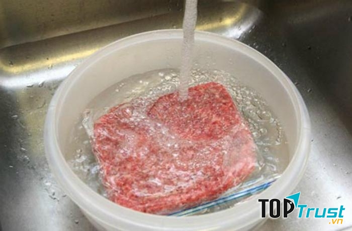Rã đông thịt trong bồn nước - sai lầm các bà nội trợ thường mắc trong bảo quản thực phẩm