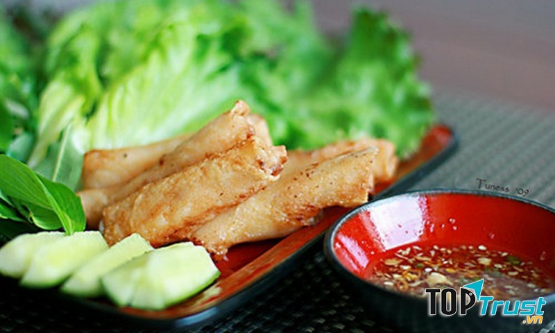 Rau sống rất tươi xanh, có đu đủ sợi, dưa leo