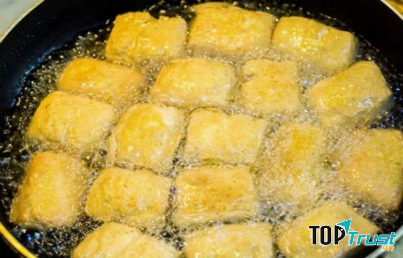 Miếng đậu rán nguyên vẹn và giòn rụm